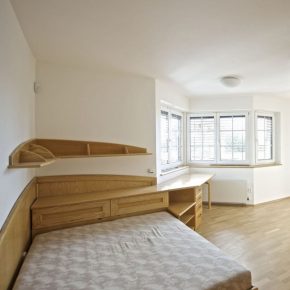 Спальня в частном доме – красивый современный дизайн и оформление загородных домов (100 фото)